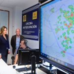 La alcaldesa y el concejal de Policía, en la oficina antiokupación