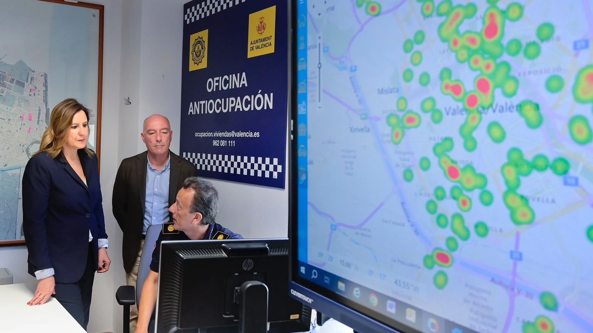 La alcaldesa y el concejal de Policía, en la oficina antiokupación