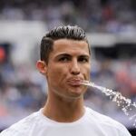 ¿Por qué lo futbolistas escupen el agua en lugar de tragársela? Tiene más sentido de lo que parece