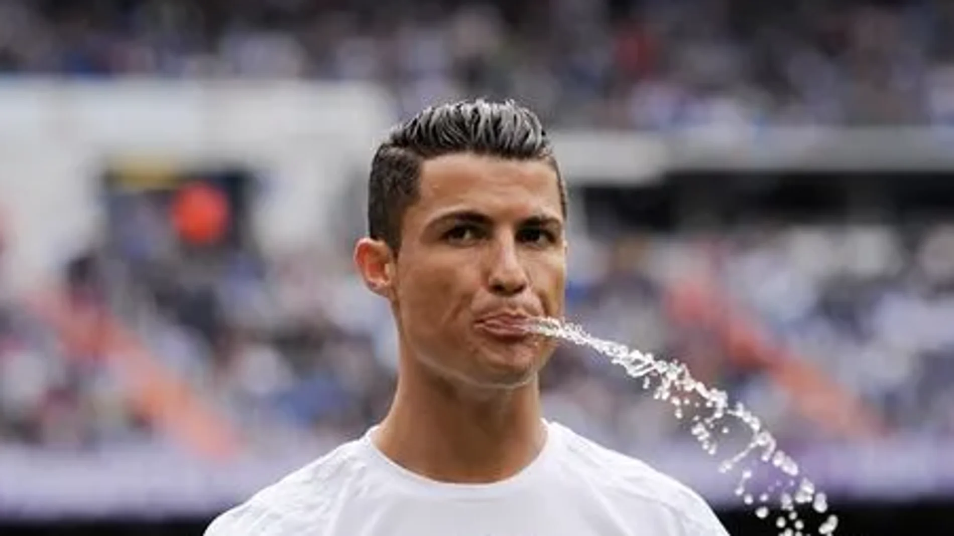 ¿Por qué lo futbolistas escupen el agua en lugar de tragársela? Tiene más sentido de lo que parece