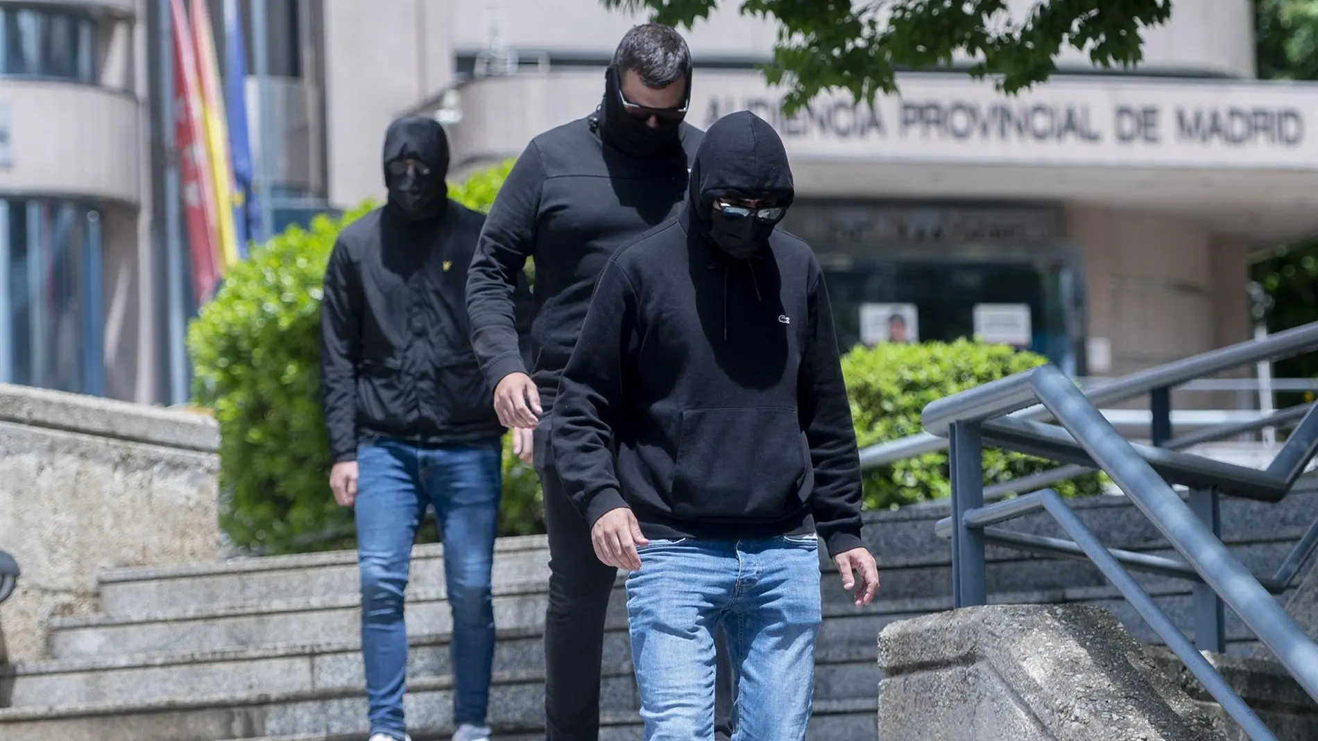 MADRID.-Penas de hasta 22 meses de cárcel y prohibición de ir a estadios, para los ultras que colgaron un muñeco de Vinícius