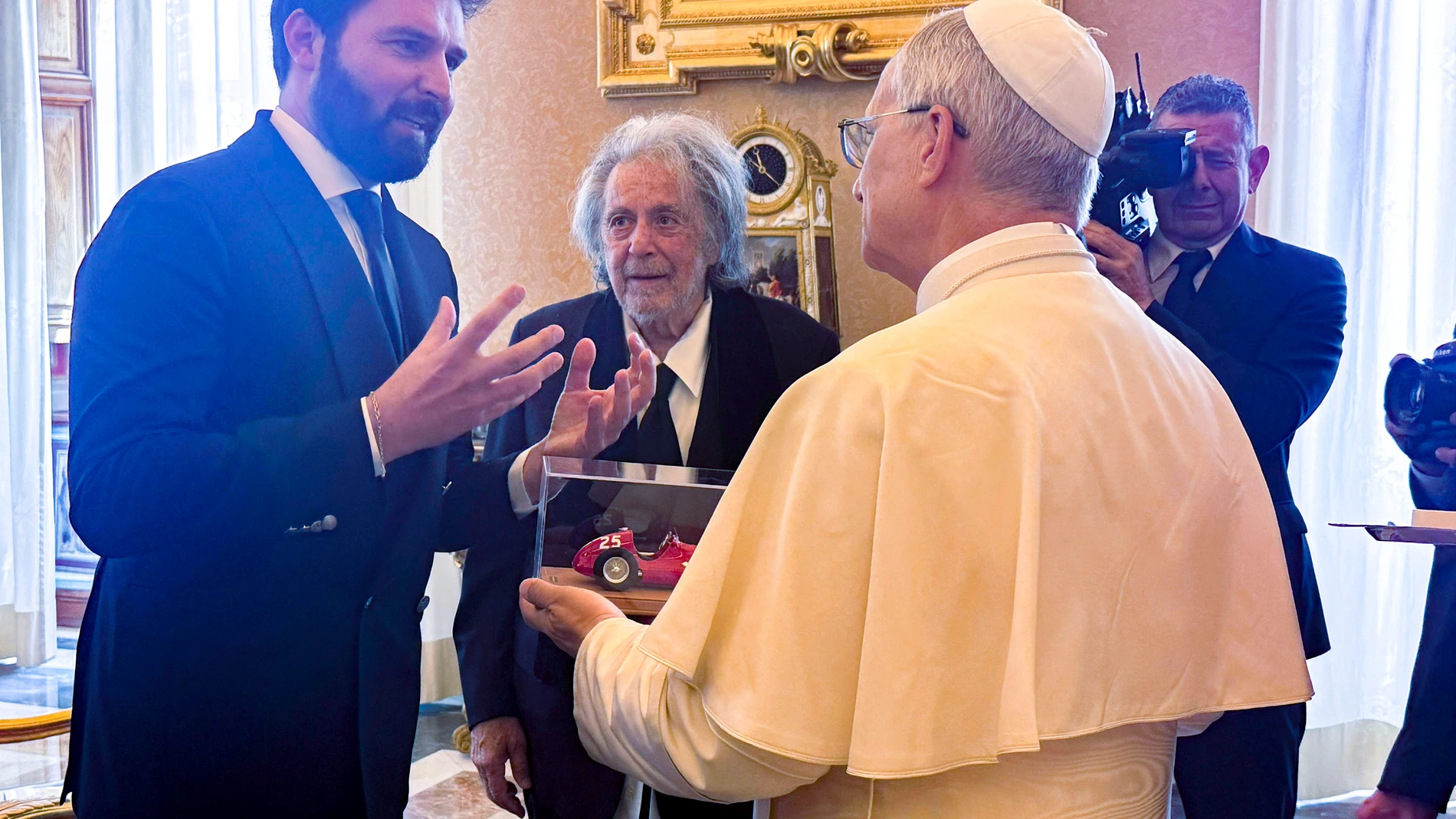 Ciudad del Vaticano, 16/06/2025.- El papa León XIV ha recibido esta mañana en una audiencia privada en el Vaticano al famoso actor estadounidense Al Pacino (c), y al productor Andrea Iervolino (i), junto a parte del reparto de una película sobre la historia de la casa automovilística Maserati. EFE/Facilitada por el productor Andrea Iervolino -SOLO USO EDITORIAL/SOLO DISPONIBLE PARA ILUSTRAR LA NOTICIA QUE ACOMPAÑA (CRÉDITO OBLIGATORIO)-