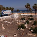 La historia del cementerio que se niega a morir frente a la playa más visitada de España
