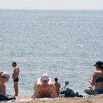 Bañistas en la playa de la Malagueta, a rebosar ante la llegada de las altas temperaturas