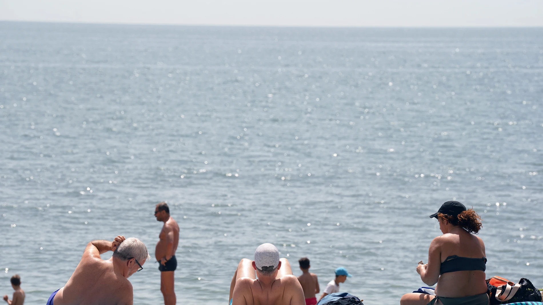 Bañistas en la playa de la Malagueta, a rebosar ante la llegada de las altas temperaturas