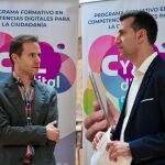 El diputado David Esteban dialoga con Antonio Ibáñez