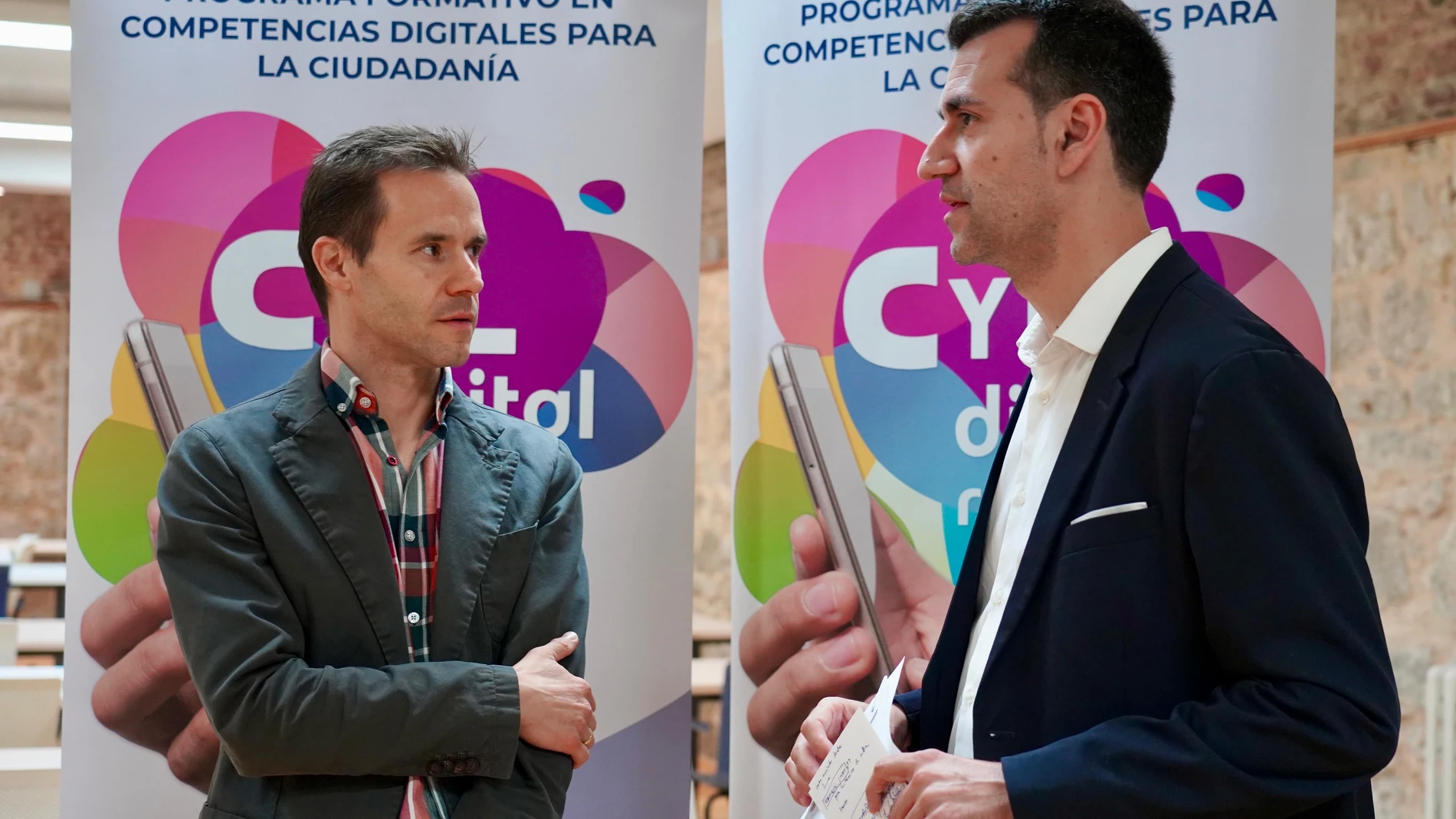 El diputado David Esteban dialoga con Antonio Ibáñez
