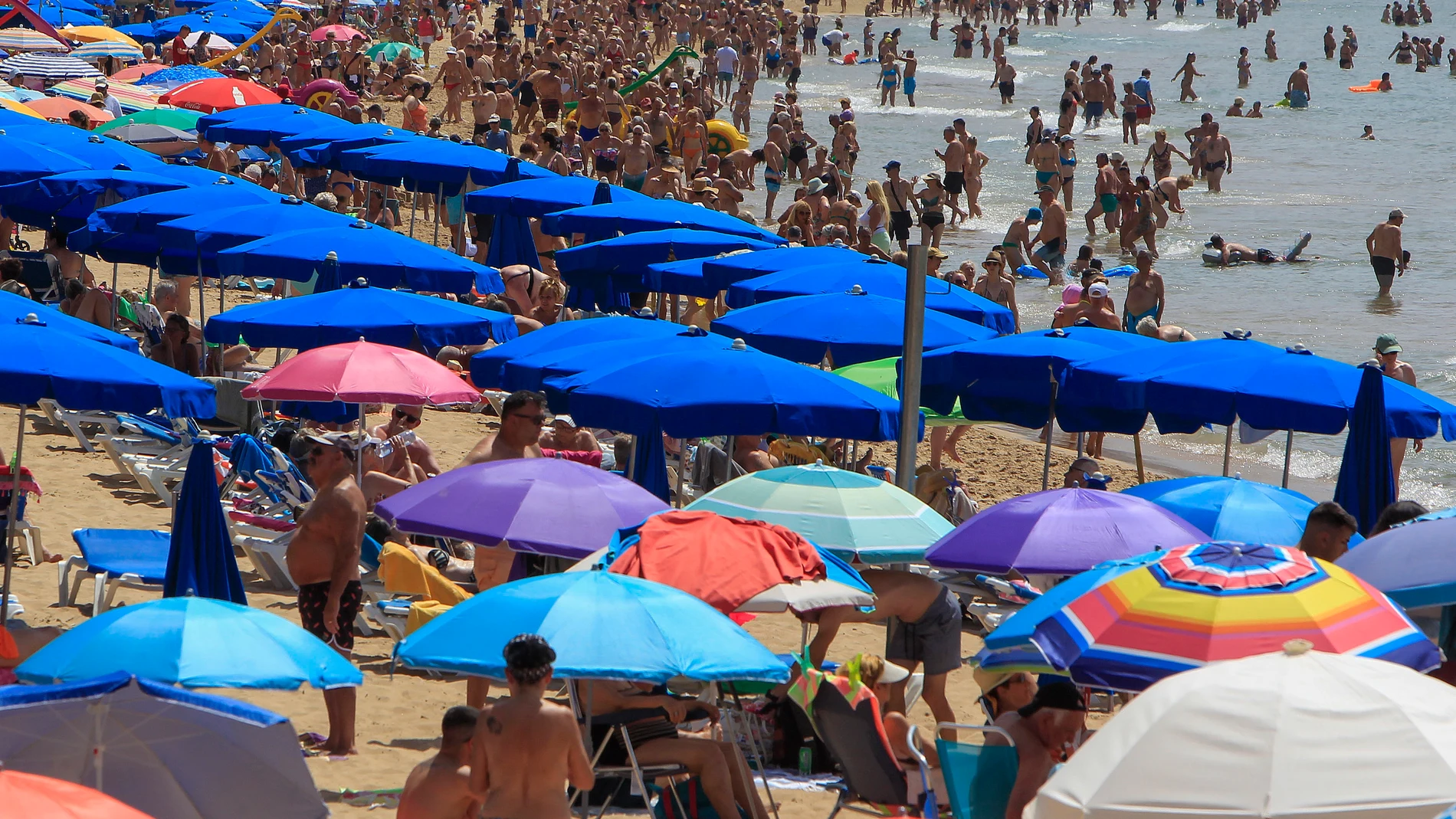 FOTODELDÍA GRAFCVA8161. BENIDROM (ALICANTE), 16/06/2025.- Vista general de la playa de Levante de Benidorm adonde ha acudido un gran número de personas para disfrutar del buen tiempo y de las temperaturas veraniegas en el ecuador de junio. EFFE/Morell
