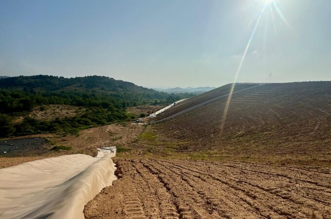 La Generalitat reutiliza tierra de la dana para sellar el vertedero de Basseta Blanca en Riba-roja de Túria (Valencia)