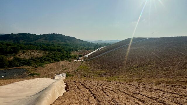 La Generalitat reutiliza tierra de la dana para sellar el vertedero de Basseta Blanca en Riba-roja de Túria (Valencia)