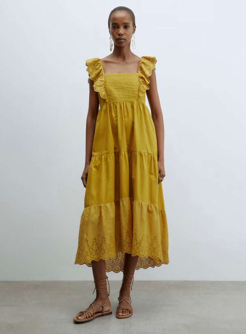 Vestido amarillo con bordados de Sfera