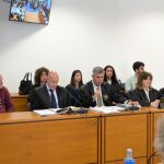 El autor confeso del crimen (izquierda) en un momento del juicio. 