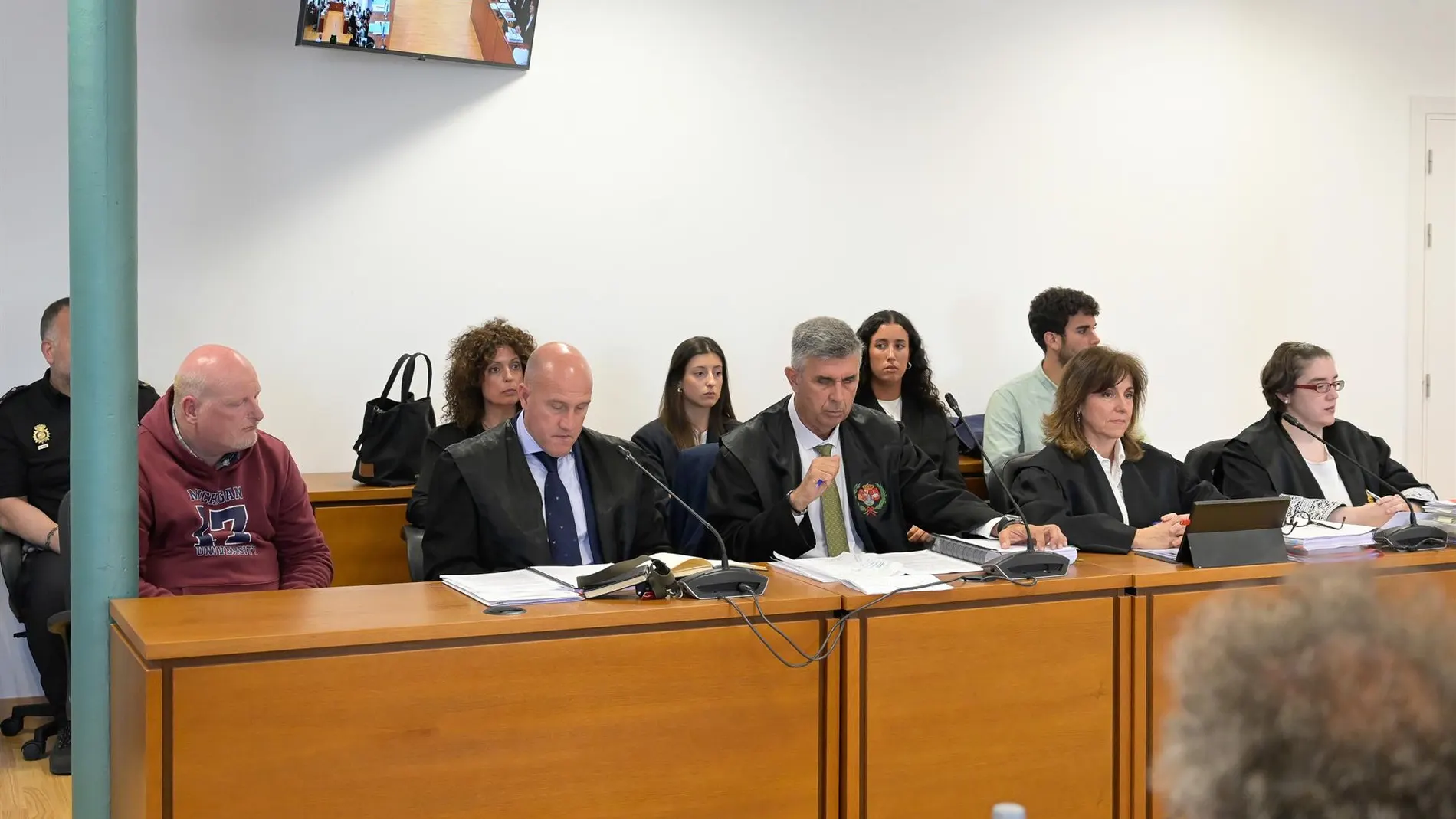 El autor confeso del crimen (izquierda) en un momento del juicio.