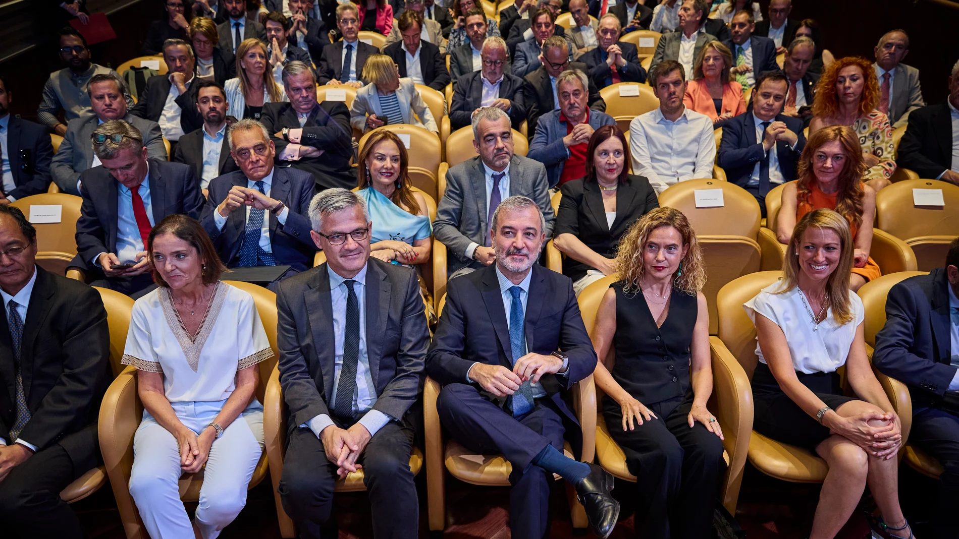 Jaume Collboni junto a la portavoz socialista en Madrid, Reyes Maroto (izquierda), y la expresidenta del Congreso, Meritxell Batet (derecha)