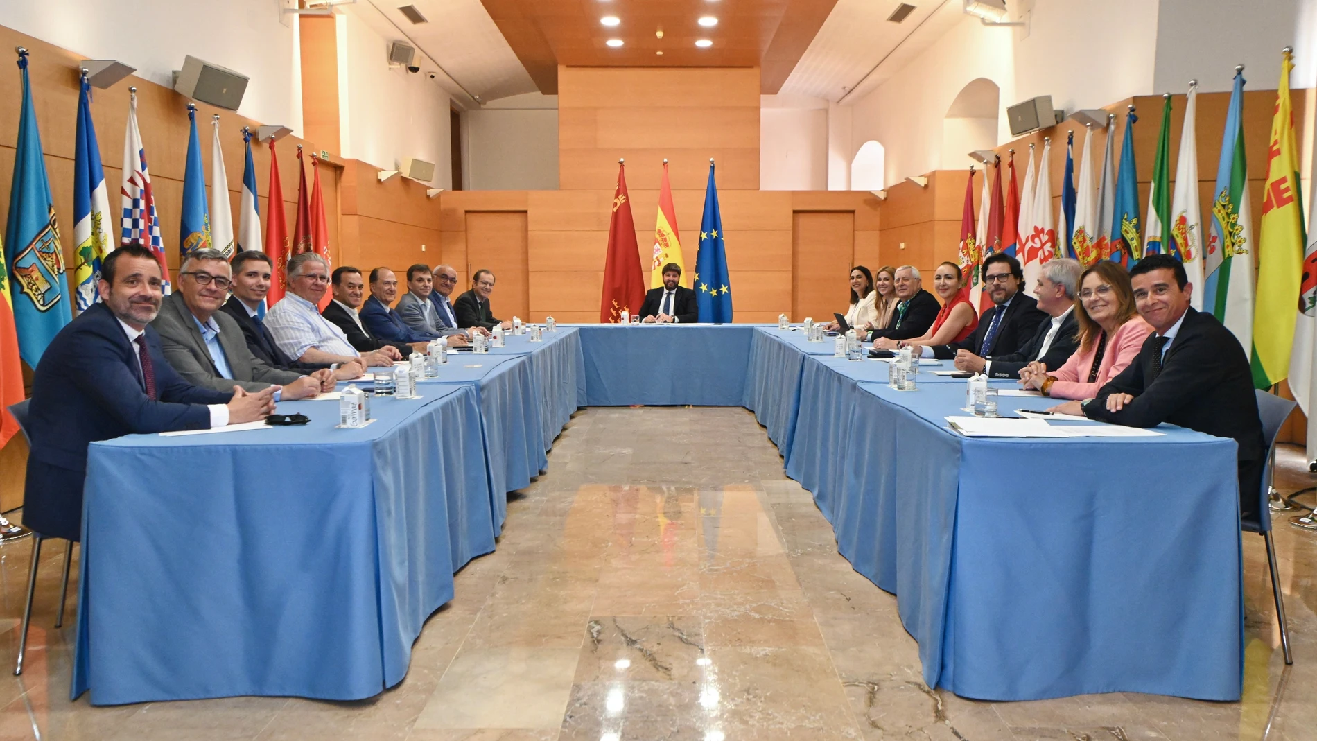 El jefe del Ejecutivo autonómico, Fernando López Miras, reunido con el presidente de Agrupal, José García Gómez, así como con su equipo y con responsables del Centro Tecnológico Nacional de la Conserva y la Alimentación Carme Ripollés / Europa Press 16/06/2025