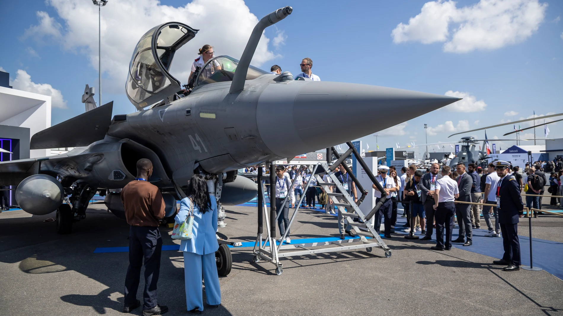 LE BOURGET (France), 16/06/2025.- Visitors gather around a Rafale fighter jet during the 55th edition of the International Paris Air Show at the Paris-Le Bourget Airport, in Le Bourget, near Paris, France, 16 June 2025. The Paris Air Show, one of the largest trade fairs of the aerospace-industry and air shows in the world, runs from 16 to 22 June. (Francia) EFE/EPA/CHRISTOPHE PETIT TESSON