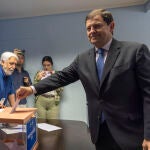 Mañueco vota Núñez Feijóo en Salamanca durante el proceso de primarias abierto en el PP