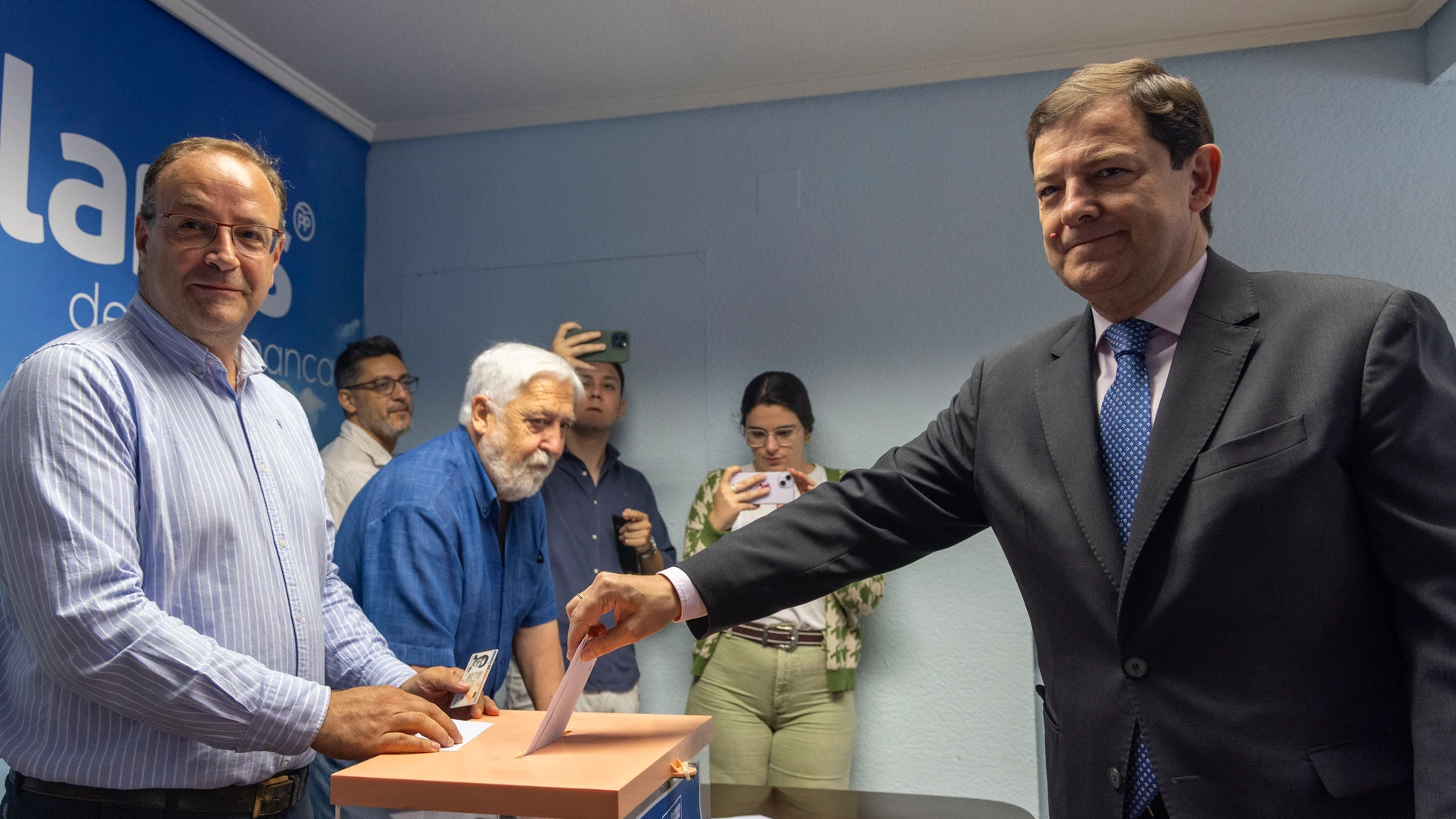 Mañueco vota Núñez Feijóo en Salamanca durante el proceso de primarias abierto en el PP