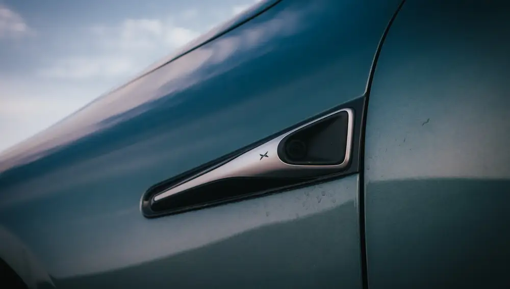 El sistema de conducción autónoma se apoya de las decenas de sensores y cámaras repartidas por el cuerpo del coche