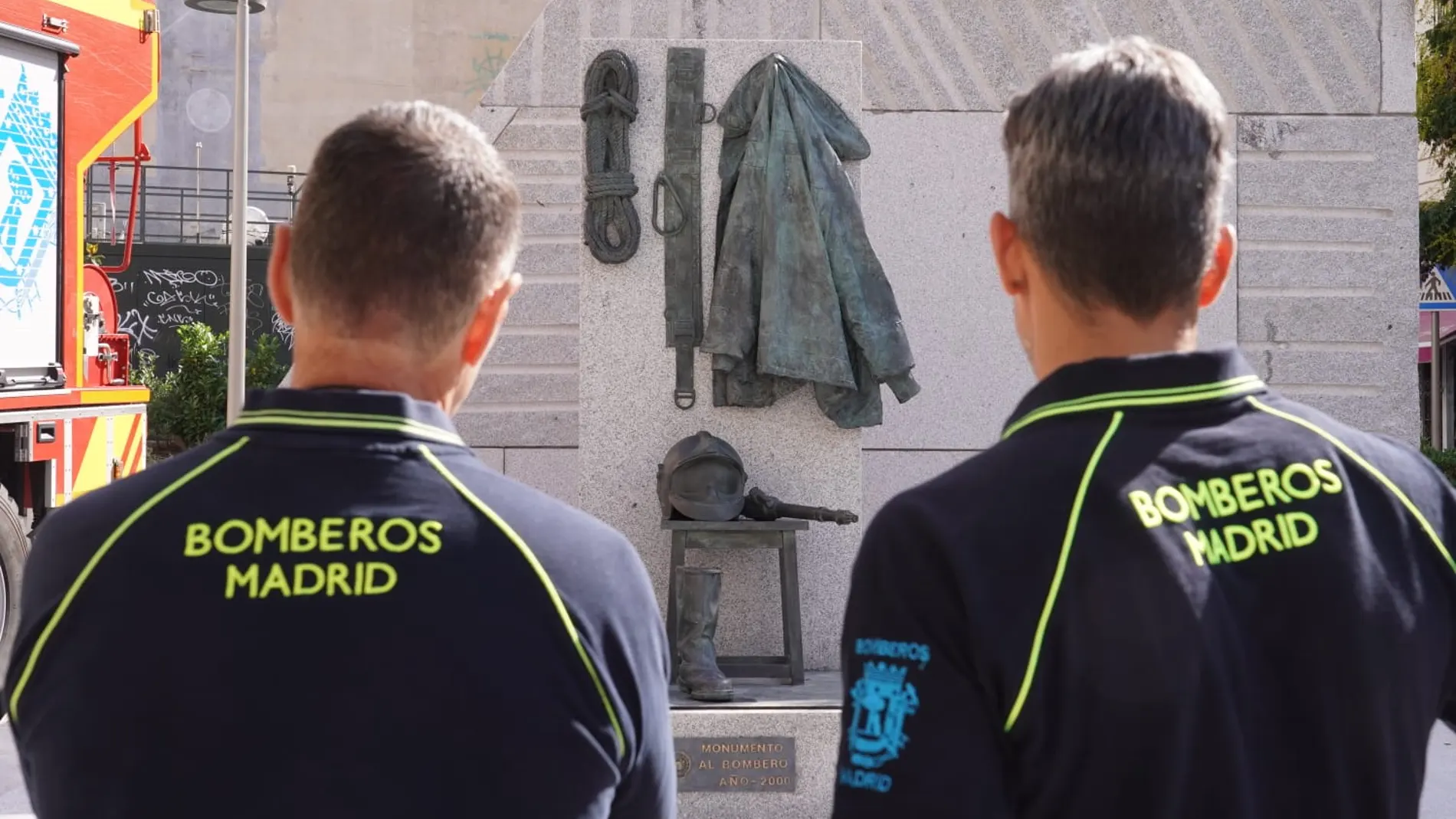 Madrid recuerda con una escultura a los diez bomberos fallecidos en los Almacenes Arias