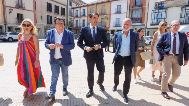 El consejero de Medio Ambiente, Juan Carlos Suárez-Quiñones y el alcalde de Almazán, Jesús Cedazo, firman el convenio de cesión de parcelas municipales para la construcción de viviendas