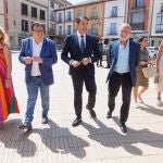 El consejero de Medio Ambiente, Juan Carlos Suárez-Quiñones y el alcalde de Almazán, Jesús Cedazo, firman el convenio de cesión de parcelas municipales para la construcción de viviendas