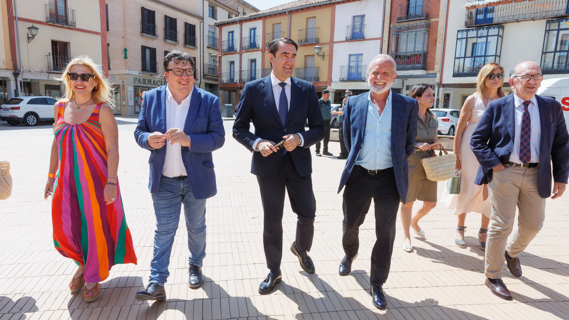 El consejero de Medio Ambiente, Juan Carlos Suárez-Quiñones y el alcalde de Almazán, Jesús Cedazo, firman el convenio de cesión de parcelas municipales para la construcción de viviendas