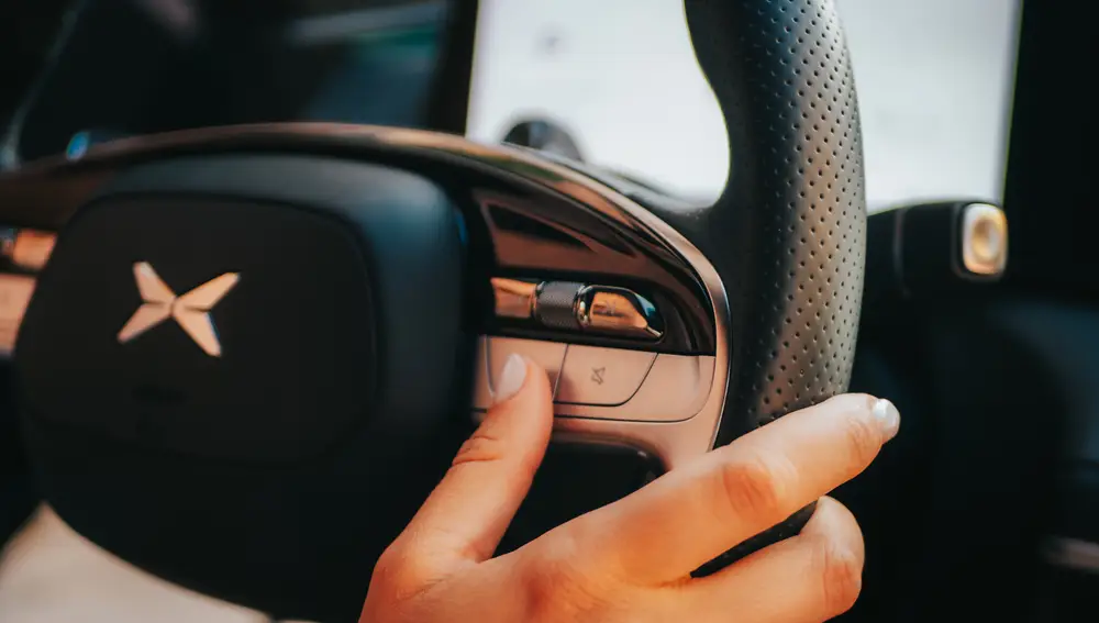 Los controles del volante permiten interactuar con la interfaz de Xmart OS