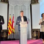 El conseller de la Presidencia de la Generalitat, Albert Damau (d), el alcalde de l'Hospitalet de Llobregat, David Quirós (c), y la consellera de Economía y Finanzas, Alícia Romero, en una rueda de prensa tras la Bilateral Generalitat-L'Hospitalet