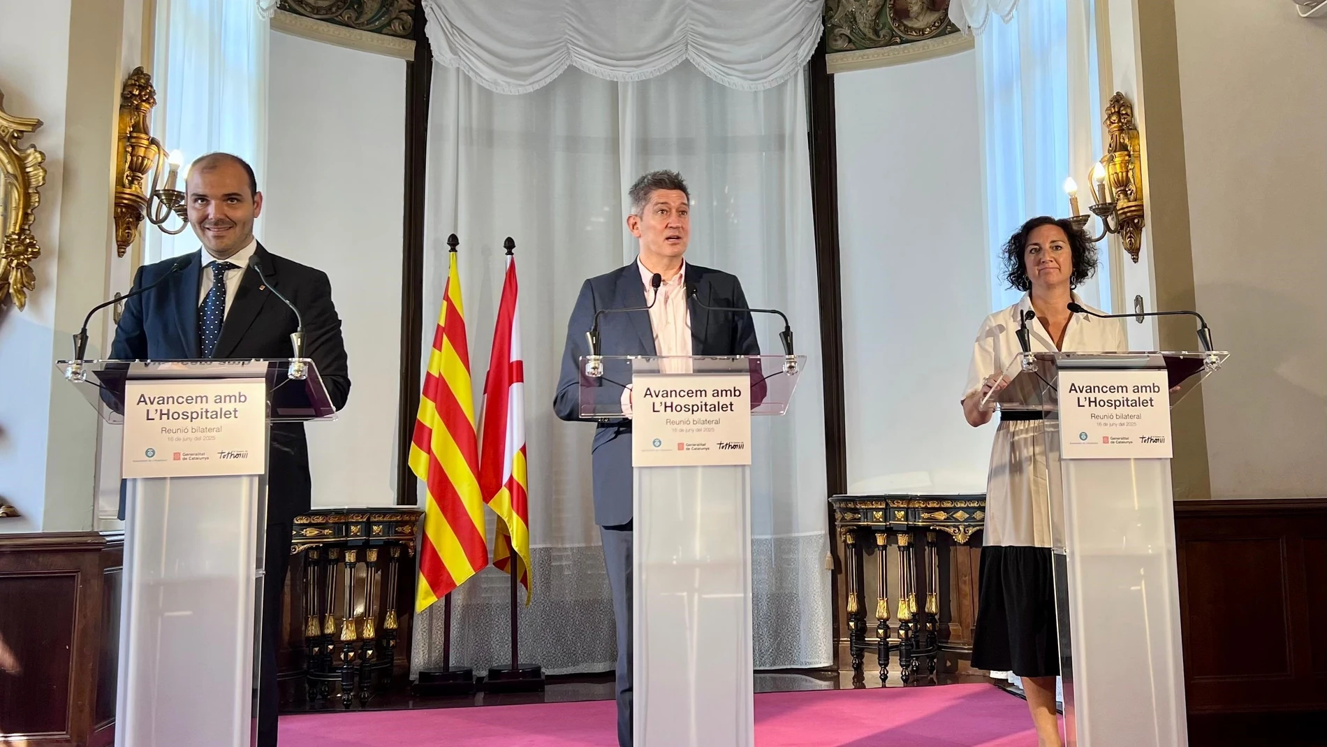 El conseller de la Presidencia de la Generalitat, Albert Damau (d), el alcalde de l'Hospitalet de Llobregat, David Quirós (c), y la consellera de Economía y Finanzas, Alícia Romero, en una rueda de prensa tras la Bilateral Generalitat-L'Hospitalet EUROPA PRESS 16/06/2025