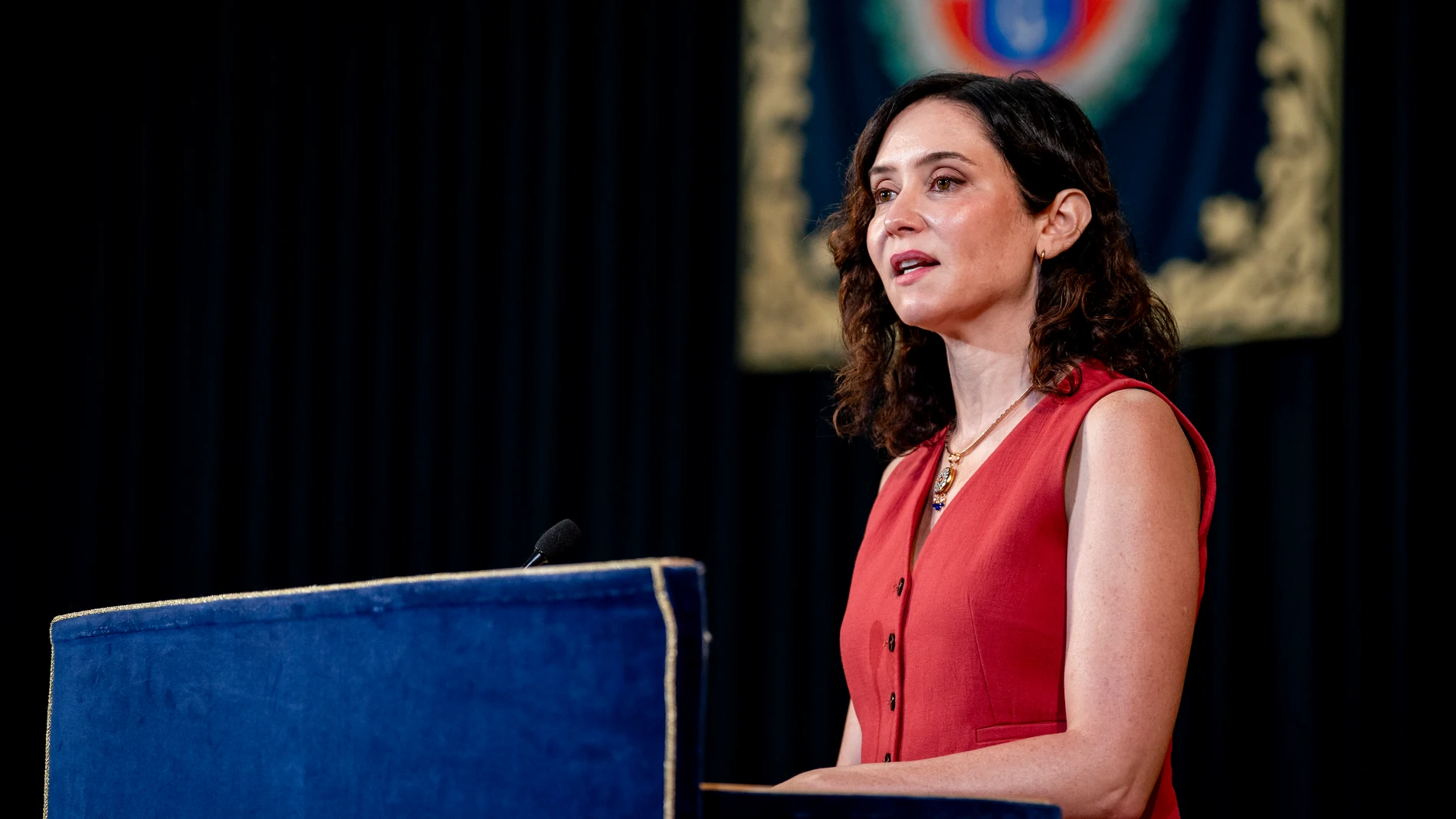 La presidenta de la Comunidad de Madrid, Isabel Díaz Ayuso, interviene durante el acto de toma de posesión del nuevo rector de la Universidad Rey Juan Carlos (URJC), en el Rectorado de la URJC, a 16 de junio de 2025, en Móstoles, Madrid (España). Abraham Duarte será el nuevo rector de la Universidad Rey Juan Carlos para los próximos seis años, tras cosechar el 50,76% de los votos. El nuevo rector de la URJC, Abraham Duarte, es catedrático en Ciencias de la Computación e investigador principal...