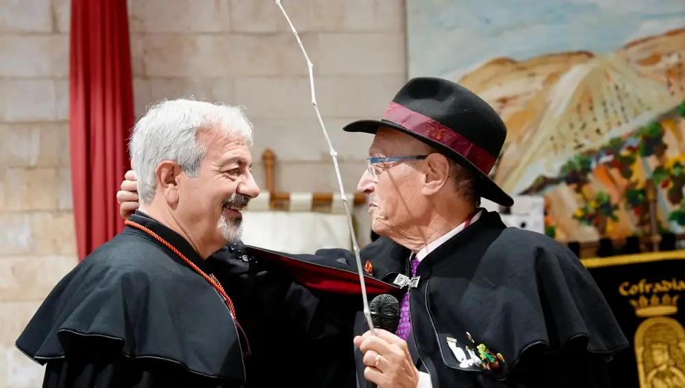 Carlos Sobera es nombrado Cofrade de Honor de la Cofradía del Vino de Ribera de Duero por parte de Antonio Olmedo, el Gran Maestre de la Cofradía
