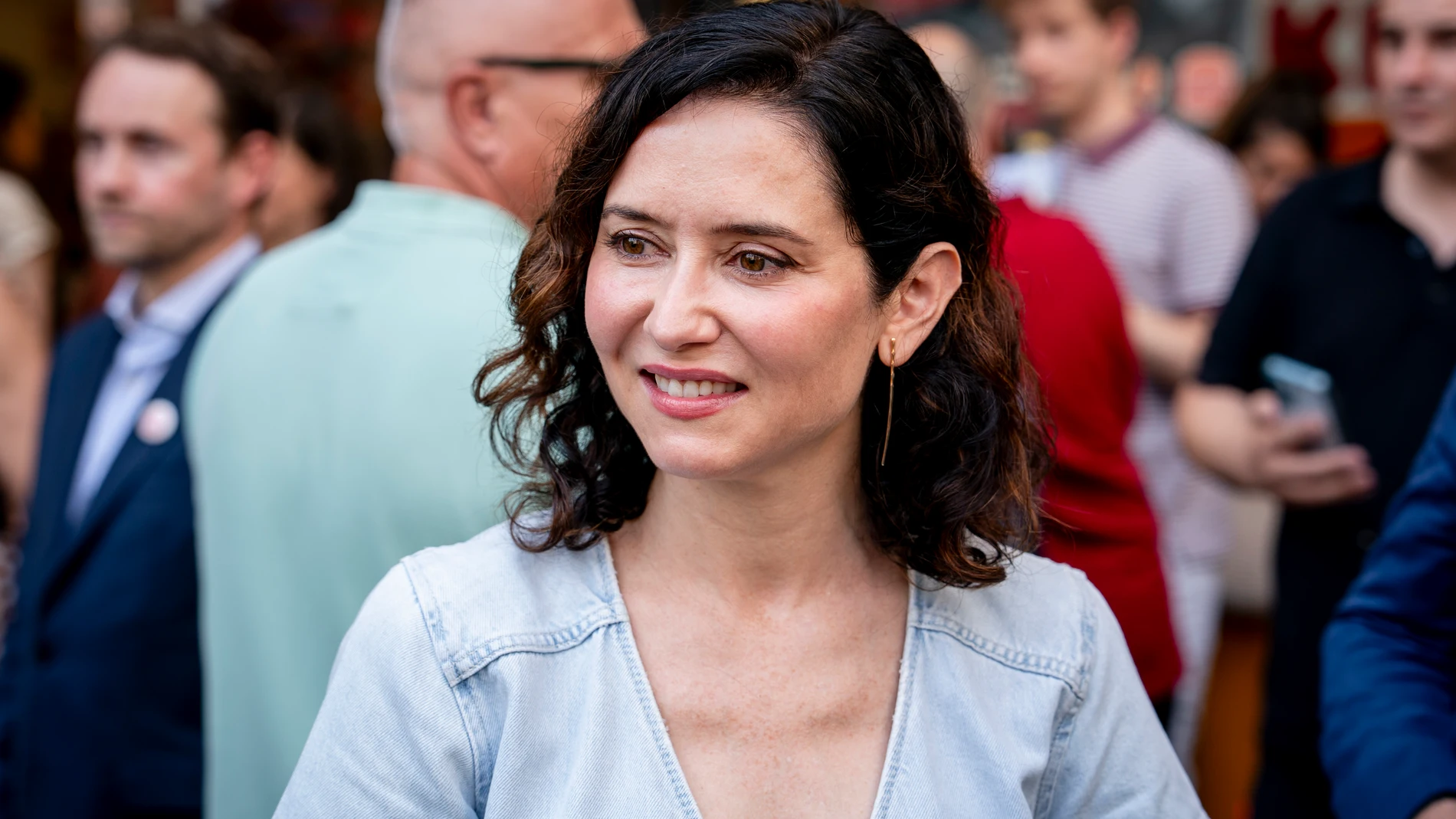 La presidenta de la Comunidad de Madrid, Isabel Díaz Ayuso, llega al acto de conmemoración del 50º aniversario de la cadena de restaurantes Burger King en España, a 17 de junio de 2025, en Madrid (España). Burger King celebra el 50 aniversario de su llegada a España. El primer restaurante abrió sus puertas en la Plaza de los Cubos de Madrid el 27 de junio de 1975, marcando el inicio de su expansión en Europa. Este hito se conmemora con eventos especiales y promociones, incluyendo la venta de ...
