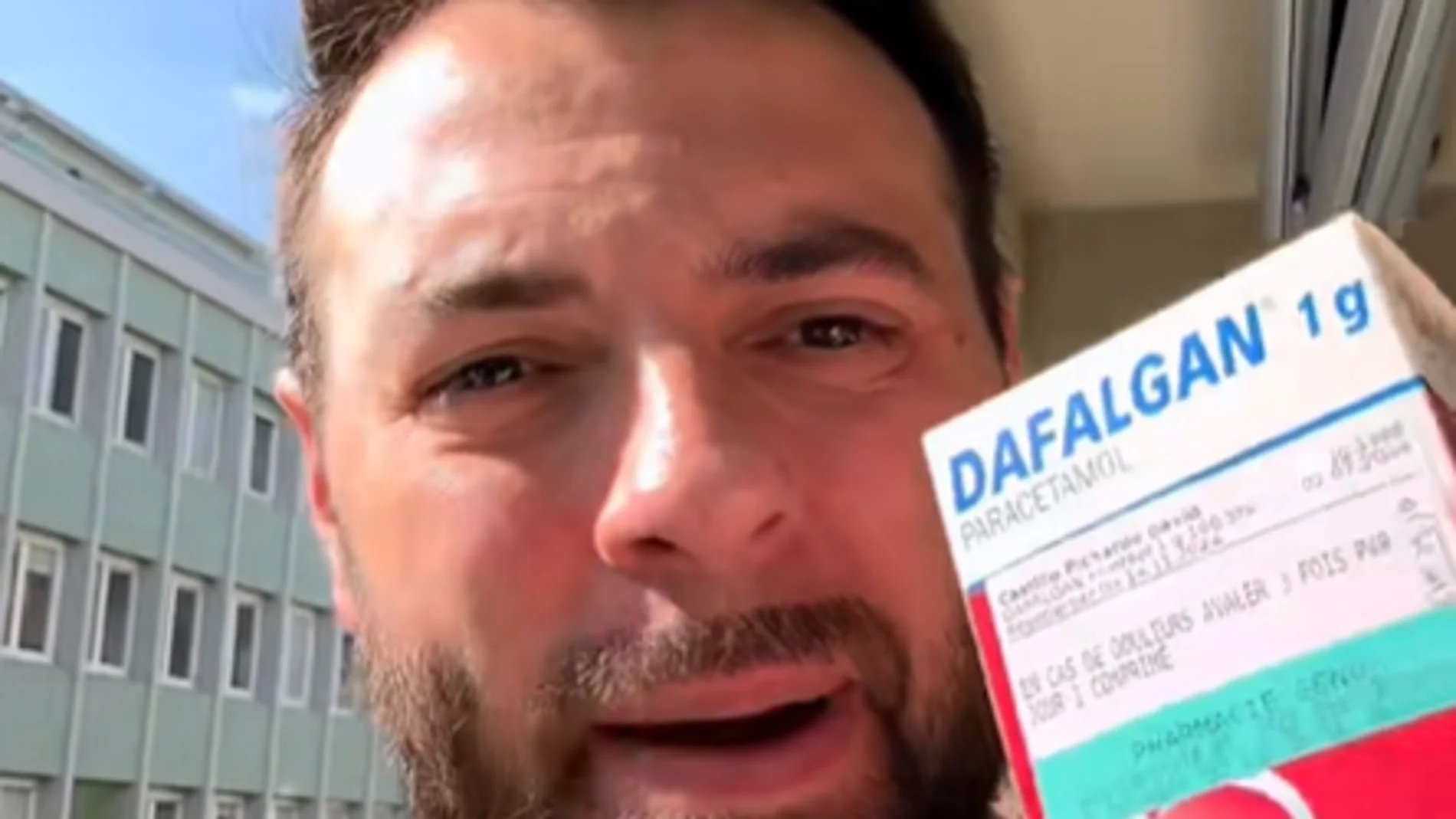 David Castillo mostrando el paracetamol durante su vídeo