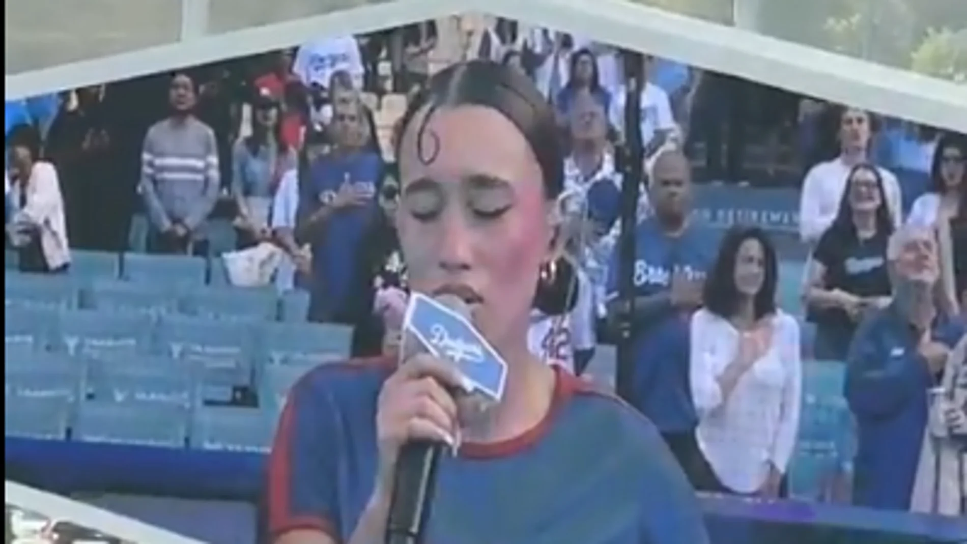“El pendón estrellado tremola feliz”: la versión en español del himno de EEUU se hace viral como canción protesta