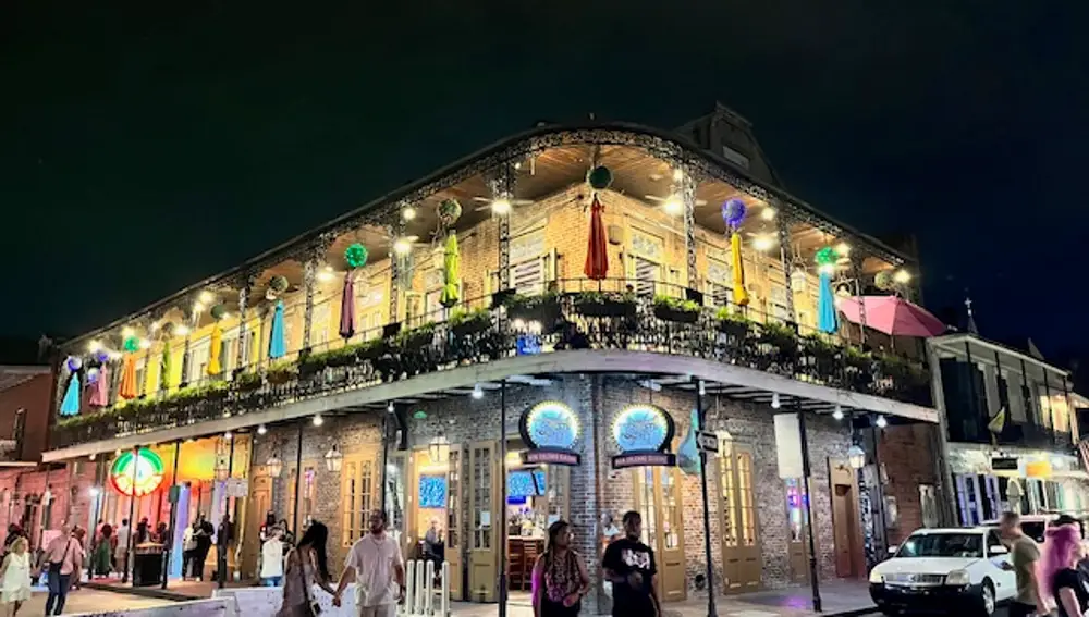 Bourbon Street, emblema del carnaval de Nueva Orleans, el "Mandi Gras"