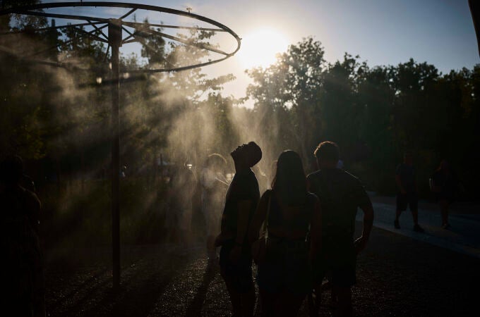 Turistas en plena ola de calor en agosto en la ciudad de Madrid. © Alberto R. Roldán / Diario La Razón. 08 08 2024