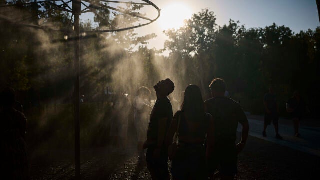 Turistas en plena ola de calor en agosto en la ciudad de Madrid. © Alberto R. Roldán / Diario La Razón. 08 08 2024