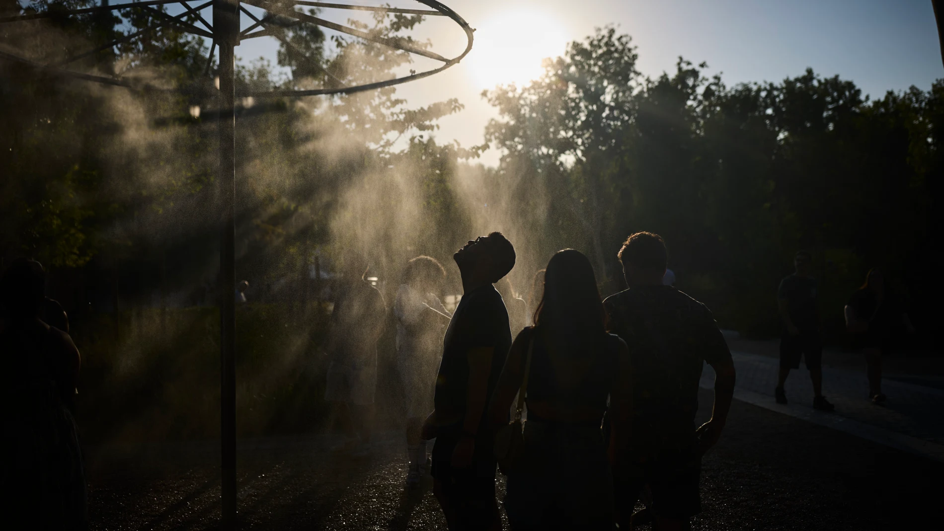 Turistas en plena ola de calor en agosto en la ciudad de Madrid. © Alberto R. Roldán / Diario La Razón. 08 08 2024