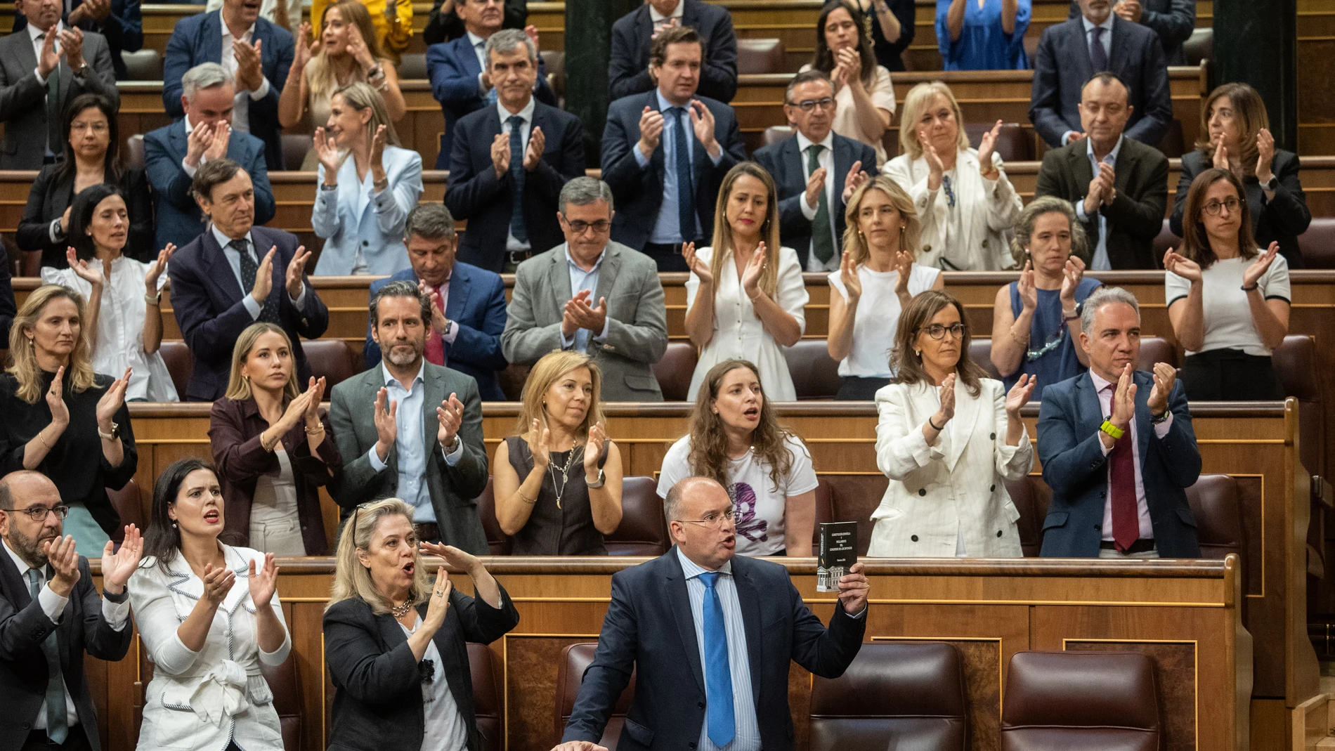 El portavoz del PP en el Congreso, Miguel Tellado, muestra la la Constitución y Reglamento de la Cámara y exige a la mesa que modifique el orden del día de la sesión durante una sesión plenaria, en el Congreso de los Diputados, a 17 de junio de 2025, en Madrid (España). El Pleno del Congreso de los Diputados debate y vota hoy una proposición de ley del PP para garantizar la aportación de la energía nuclear en la descarbonización del sistema energético y revertir el cierre de las centrales pro...