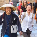 Un peregrino asiático se protege del sol con un sombrero típico a su llegada esta semana a Santiago de Compostela.