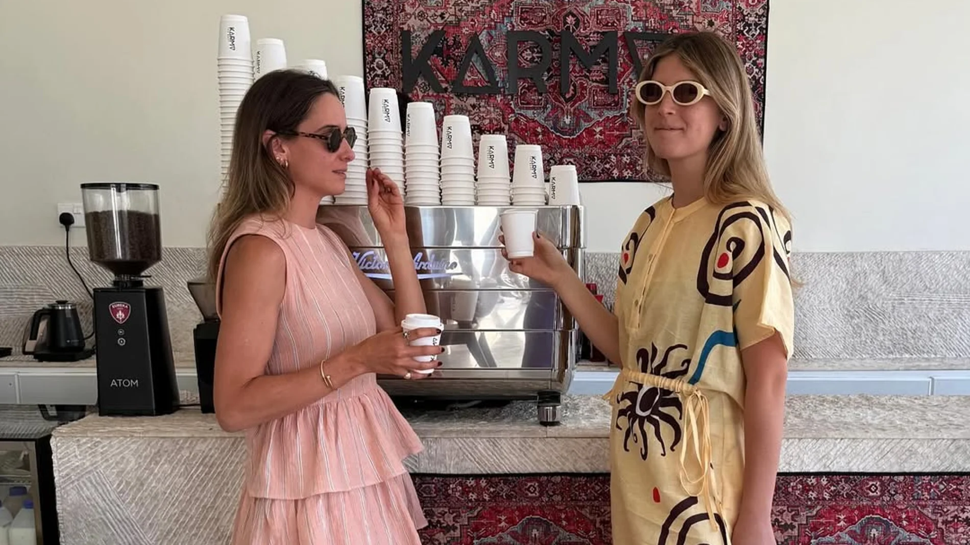 Influencers con looks coloridos y veraniegos.