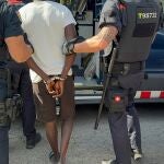 18 detenidos por la venta de material falso en el 'top manta' en Salou (Tarragona)