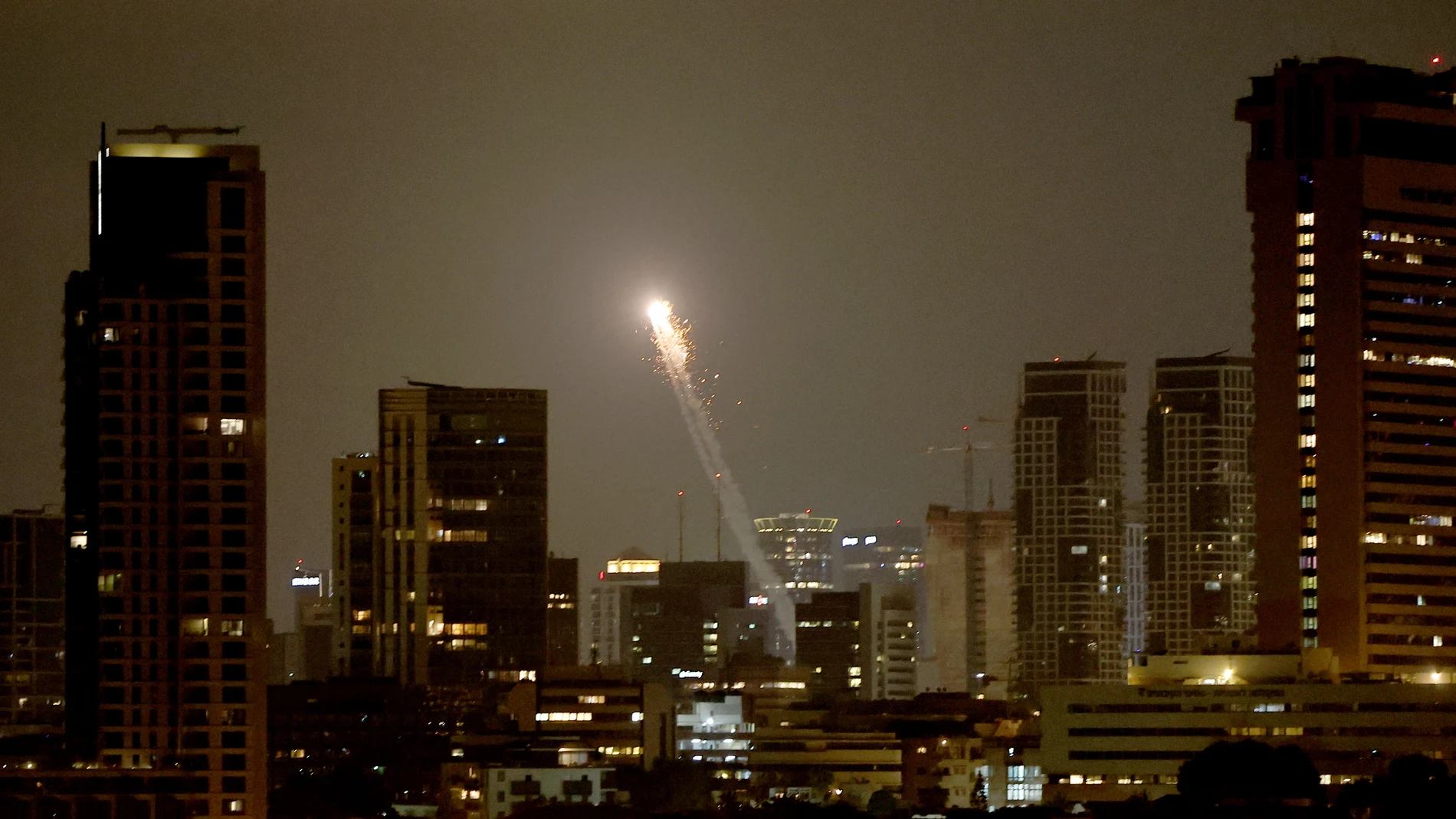 Tel Aviv (Israel), 17/06/2025.- The Iron Dome, the Israeli air defense system, intercepts missiles fired from Iran, over Tel Aviv, Israel, 17 June 2025. Israel and Iran have been exchanging fire since Israel attacked Iran on 13 June 2025 as part of operation 'Rising Lion'. EFE/EPA/ATEF SAFADI