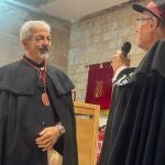 Carlos Sobera en el momento de ser nombrado Cofrade de Honor por parte del Gran Maestre de la Cofradía del Vino de la Ribera de Duero, Antonio Olmedo