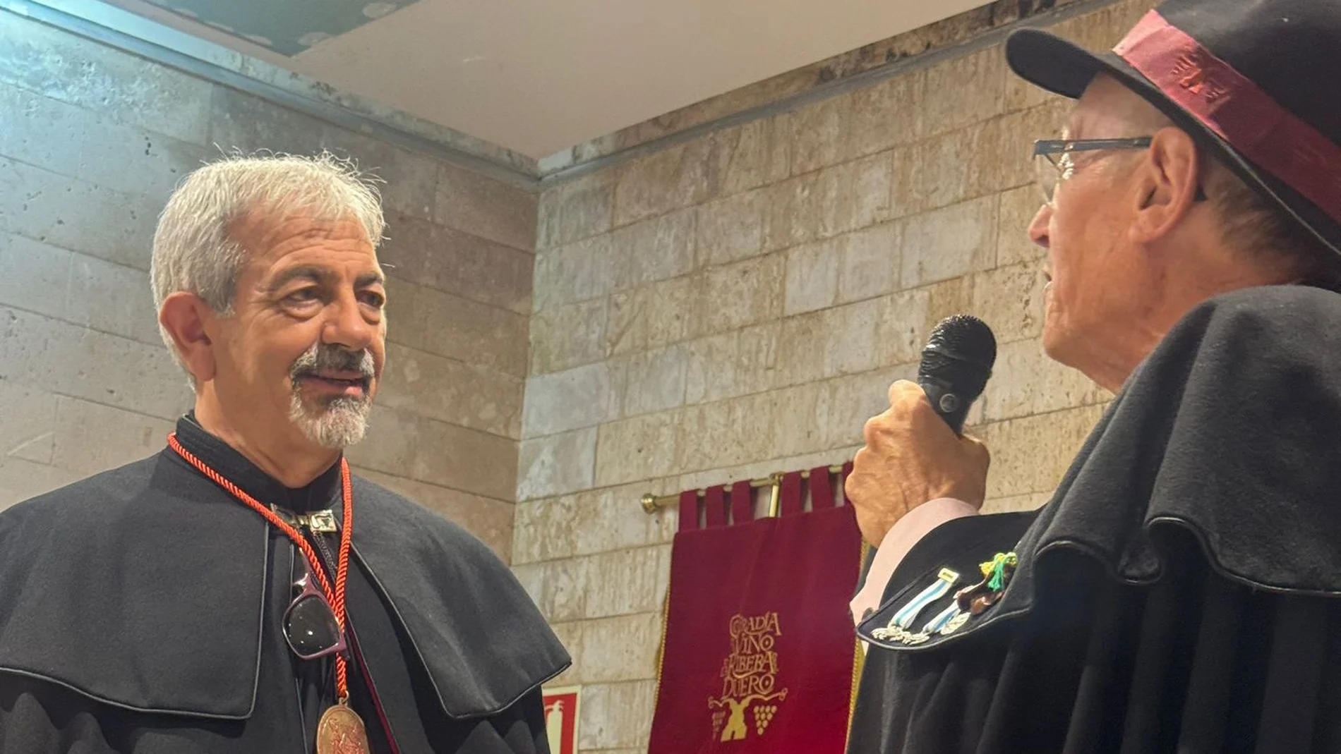Carlos Sobera en el momento de ser nombrado Cofrade de Honor por parte del Gran Maestre de la Cofradía del Vino de la Ribera de Duero, Antonio Olmedo