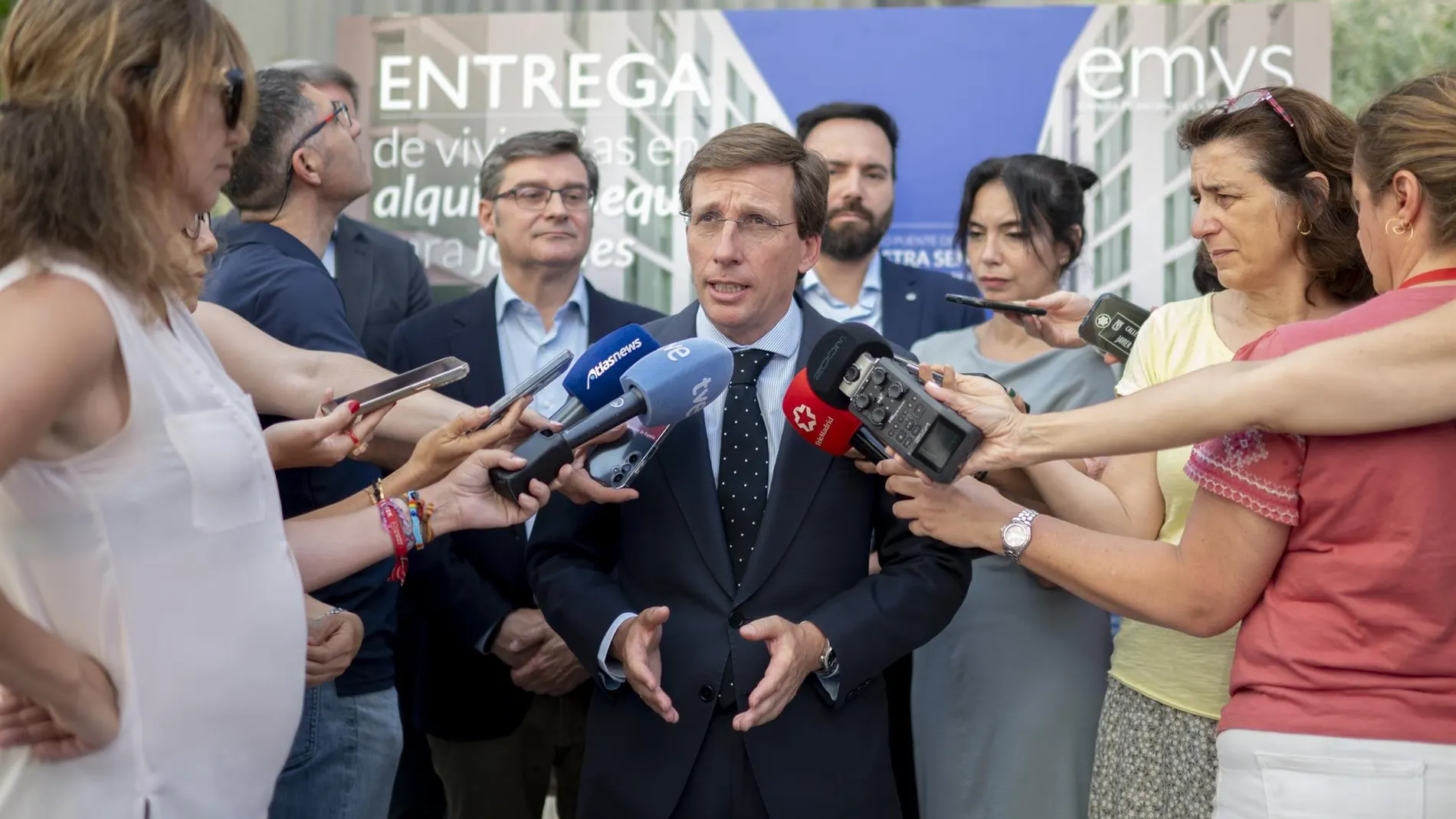 Almeida cree que Sánchez "mintió y se rió", le recuerda a Rubiales con ese "no me voy" y advierte de su "peligrosidad"