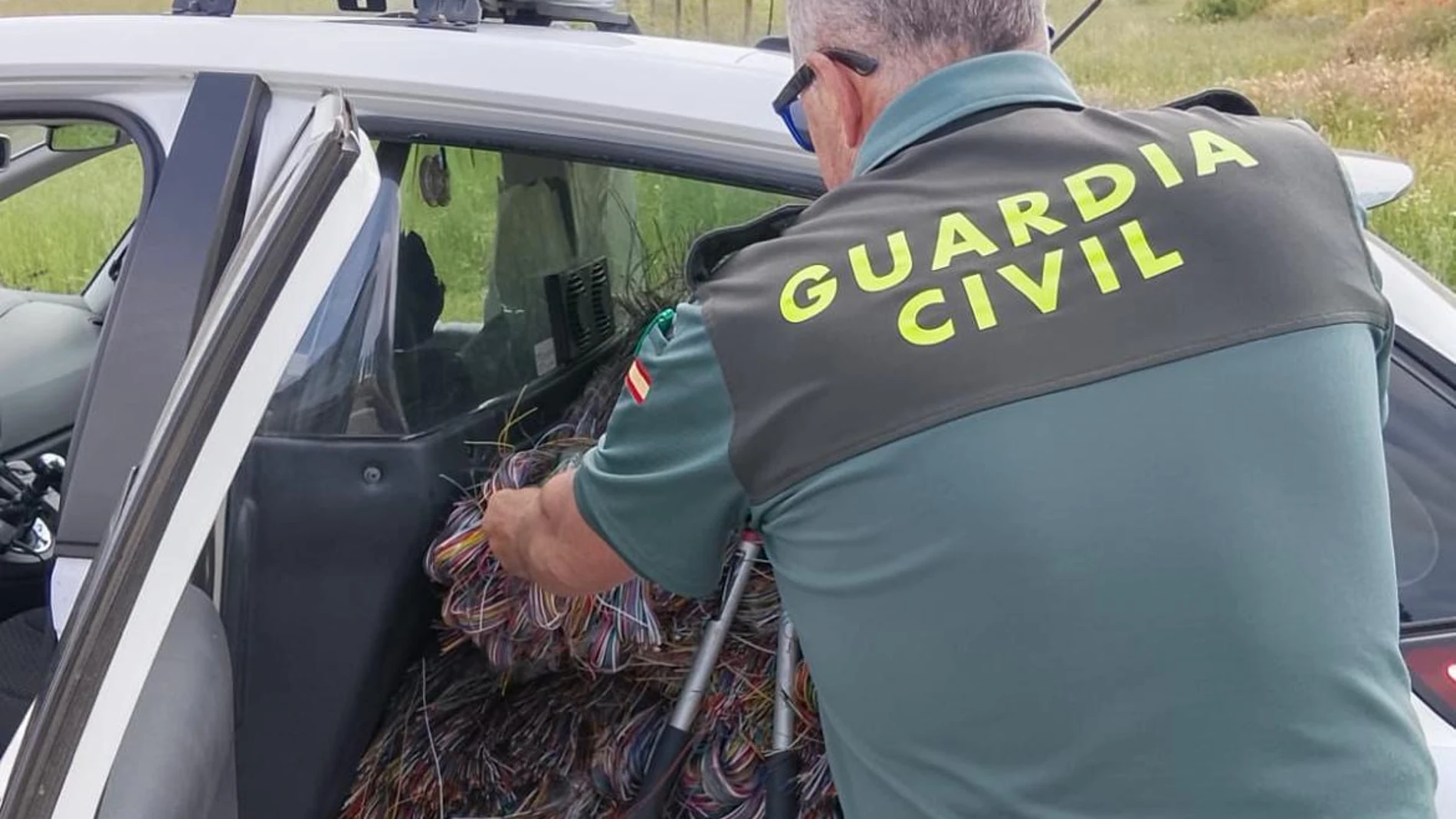 Agente de la Guardia Civil de Ávila con el cobre recuperado