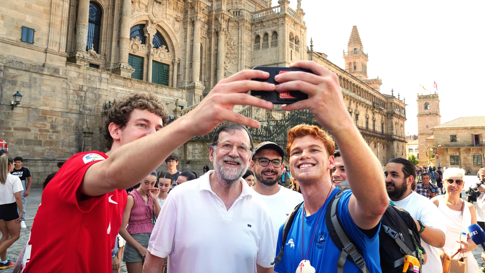 El expresidente del Gobierno, Mariano Rajoy, durante su llegada a la plaza del Obradoiro al final del Camino de Santiago, acompañado por su hijo, a 17 de junio de 2025, en Santiago de Compostela, Galicia (España). 17 JUNIO 2025 Álvaro Ballesteros / Europa Press 17/06/2025