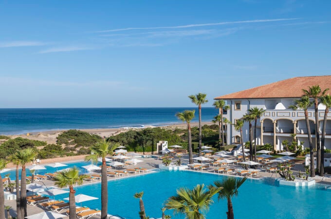 Vista de las impresionantes piscinas exteriores del hotel con el Atlántico como telón de fondo